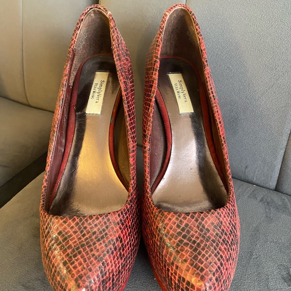 Vera Wang Burgundy/Black Stiletto Heels
